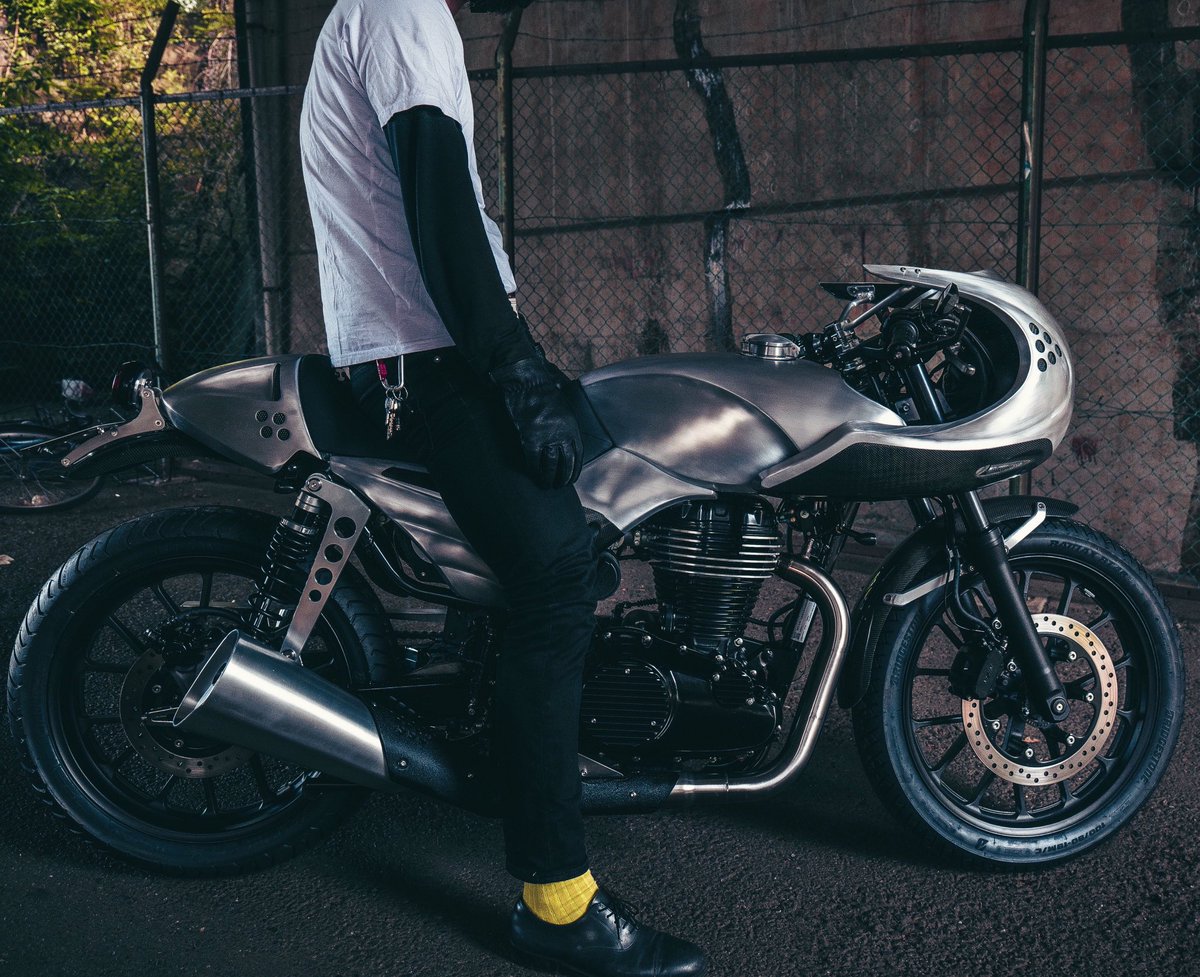 Ask8194's tweet image. シックなバイクに黄色い靴下もまあまあイケる