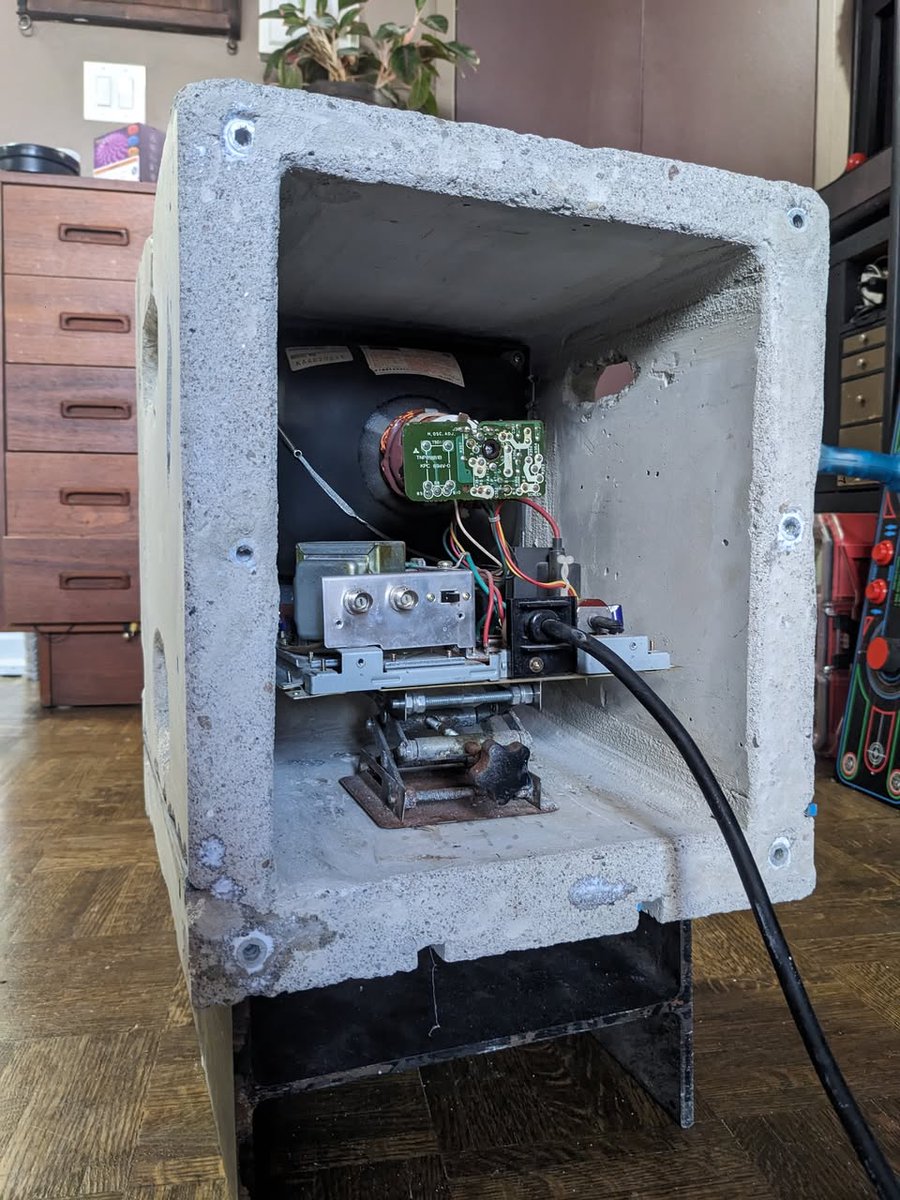 Brutalist CRT TV by Dax Martin Art...
hmmmmm should really do this to my Vectrex ;)