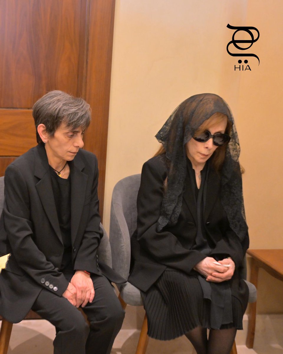 hiamag's tweet image. بملامح حزينة ووشاح أسود ودعت السيدة #فيروز جثمان ابنها #زياد_رحباني وأثارت حزن محبيها وأبكتهم 💔👇🏻
hiamag.com/node/1785604

#Fairuz  #ZiadRahbani