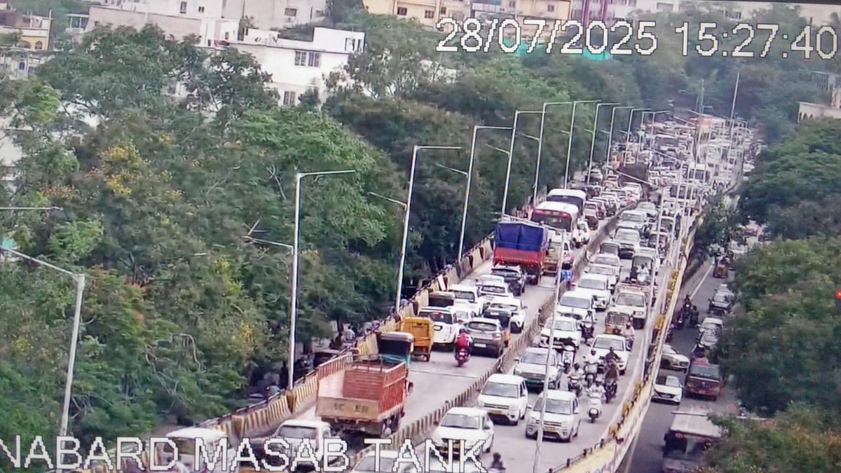HYDTP's tweet image. #HYDTPinfo
#TrafficAlert
Traffic is slow from Masabtank flyover and NMDC to PVNR Expressway due to manhole cleaning work between NMDC and the PVNR expressway.
#TrafficUpdate