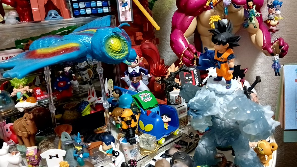 whattta's tweet image. 机の上で大怪獣バトルが勃発！！

#おもちゃの街　#机の上の私の世界