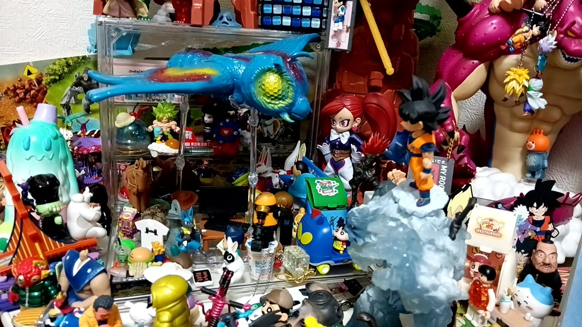 whattta's tweet image. 机の上で大怪獣バトルが勃発！！

#おもちゃの街　#机の上の私の世界