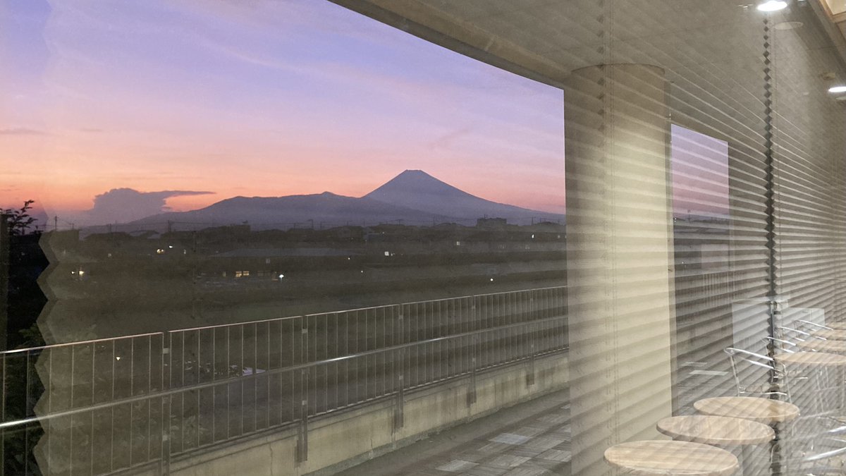 nono_zerox's tweet image. 田舎のスーパー銭湯の座敷で外国人旅行者っぽい方が持ってた本、表紙に見覚えあると思ったら光が死んだ夏だった
なんか勝手に嬉しくなった