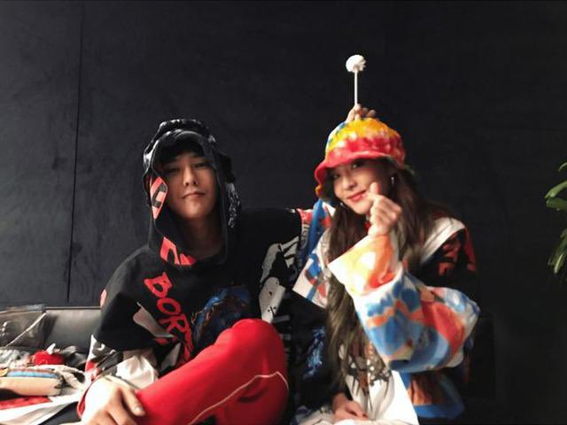 T0PJYONGYJH's tweet photo. The hand placement tells everything 😚 https://t.co/Bdw7fHeIBv