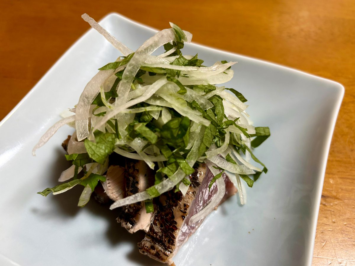 onelove3152's tweet image. 今夜のカツオは
オニオンスライスとポン酢で。
帰り道の視界が夕焼けでほんのりピンク色になっていると、たいしたことのなかった一日なのになんとなく気分がほわんとなっていろいろチャラになる、気がする。
気が大事。