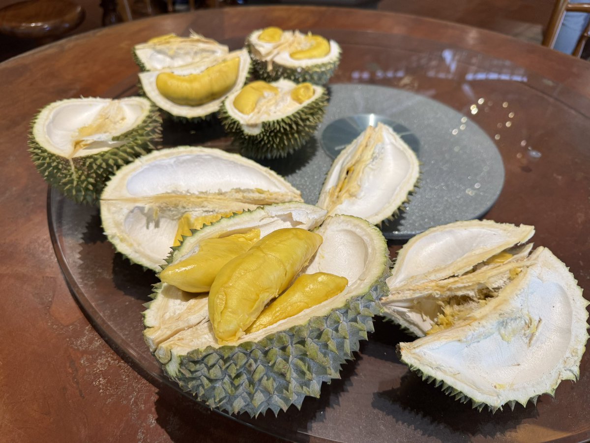Eating durian 😋😋😋