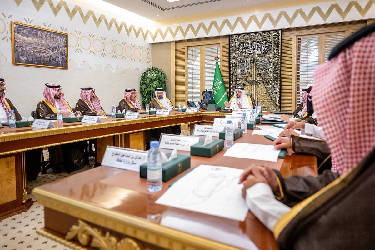 EmarahAlQassim's tweet image. أكد سموه أهمية هذا المشروع الرياضي والتراثي، لما يمثله من امتداد للهوية الوطنية، ودعم للرياضات الأصيلة التي تحظى باهتمام القيادة الرشيدة – حفظها الله –..

سمو #أمير_منطقة_القصيم يترأس اجتماعًا لمتابعة مستجدات ميدان “ريمات” للهجن والاستعداد لانطلاق السباقات القادمة بالمنطقة.