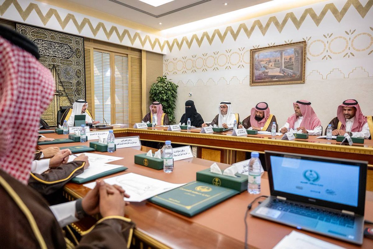 EmarahAlQassim's tweet image. أكد سموه أهمية هذا المشروع الرياضي والتراثي، لما يمثله من امتداد للهوية الوطنية، ودعم للرياضات الأصيلة التي تحظى باهتمام القيادة الرشيدة – حفظها الله –..

سمو #أمير_منطقة_القصيم يترأس اجتماعًا لمتابعة مستجدات ميدان “ريمات” للهجن والاستعداد لانطلاق السباقات القادمة بالمنطقة.