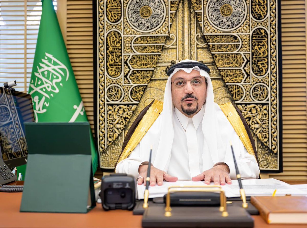 EmarahAlQassim's tweet image. أكد سموه أهمية هذا المشروع الرياضي والتراثي، لما يمثله من امتداد للهوية الوطنية، ودعم للرياضات الأصيلة التي تحظى باهتمام القيادة الرشيدة – حفظها الله –..

سمو #أمير_منطقة_القصيم يترأس اجتماعًا لمتابعة مستجدات ميدان “ريمات” للهجن والاستعداد لانطلاق السباقات القادمة بالمنطقة.
