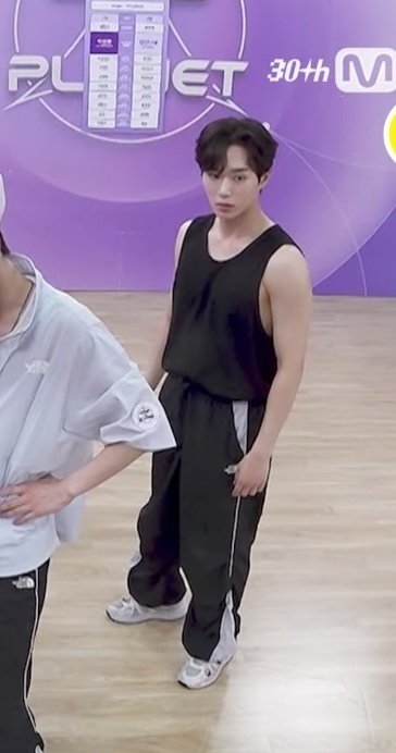upilsangwon's tweet image. iye tau yg lagi pamer dada lu yang gede itu kan