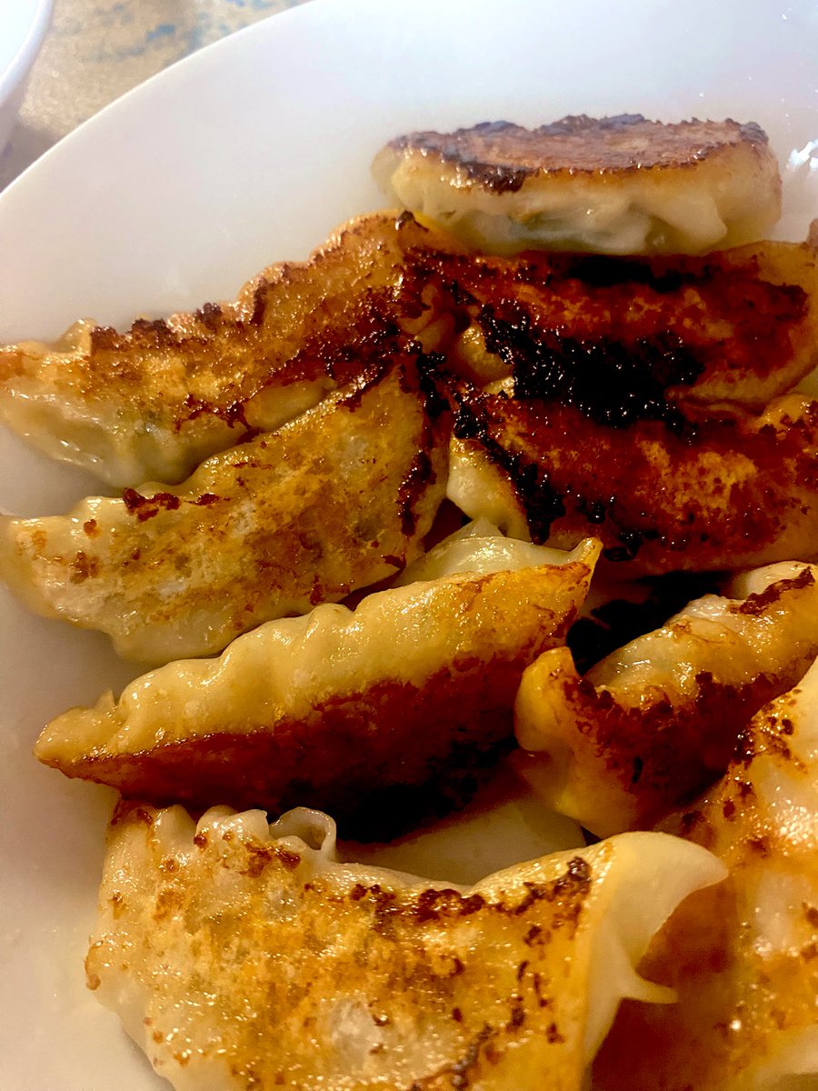 05a_kuro's tweet image. 餃子焼きまくってる🥟
あちー