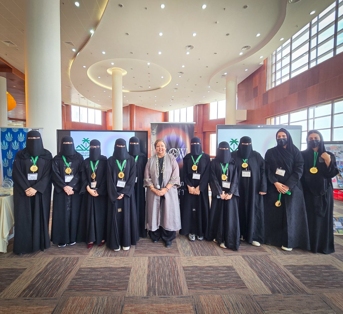 safkku's tweet image. سعيًا لصقل المهارات وتعزيز روح القيادة لدى الطلبة، اختُتم الأسبوع الماضي في المكتبة المركزية بـ #جامعة_الملك_خالد المعسكر الصيفي لإعداد القادة الواعدين، والذي نظمته #عمادة_شؤون_الطلاب على مدى شهر كامل، بمشاركة قرابة 100 طالب وطالبة. وشهد الحفل الختامي عرض المشاريع الطلابية وتكريم…
