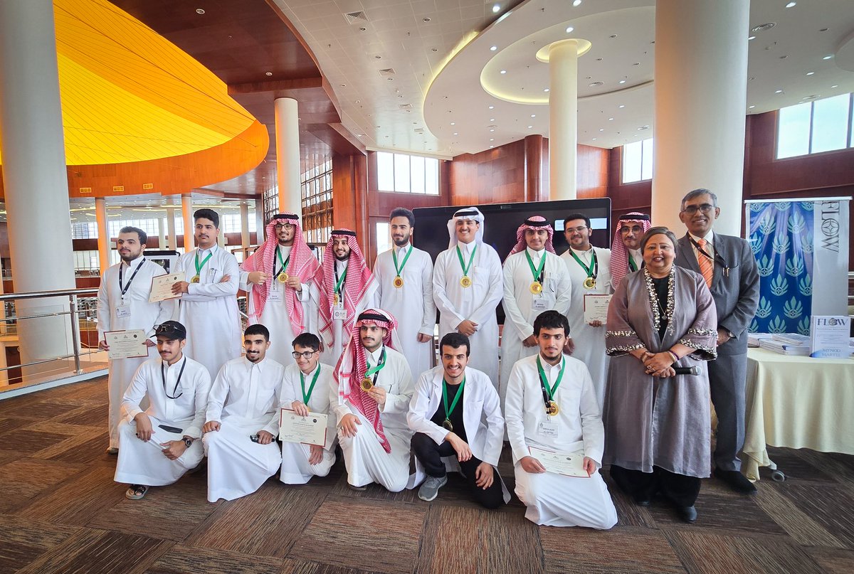 safkku's tweet image. سعيًا لصقل المهارات وتعزيز روح القيادة لدى الطلبة، اختُتم الأسبوع الماضي في المكتبة المركزية بـ #جامعة_الملك_خالد المعسكر الصيفي لإعداد القادة الواعدين، والذي نظمته #عمادة_شؤون_الطلاب على مدى شهر كامل، بمشاركة قرابة 100 طالب وطالبة. وشهد الحفل الختامي عرض المشاريع الطلابية وتكريم…