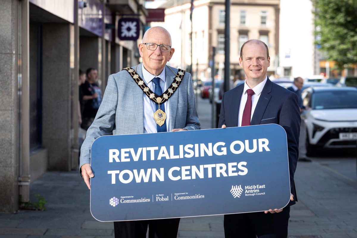 CommunitiesNI's tweet image. Minister @GordonLyons1 has announced his support for Revitalise Phase 3; the successful town centre regeneration programme aimed at supporting local businesses and enhancing the vibrancy of our high streets.

👀 Want to find out more?:

communities-ni.gov.uk/news/lyons-ann…