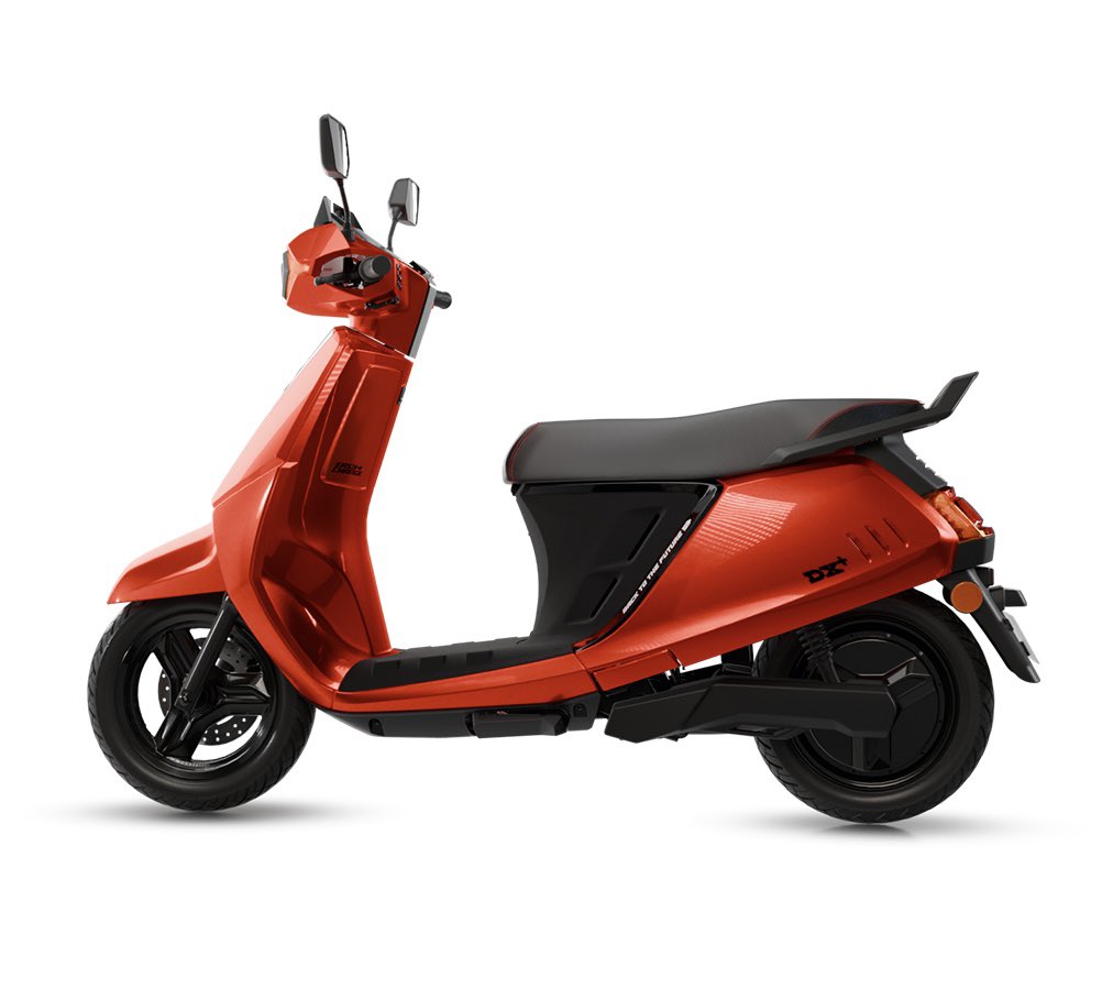 MotorBeam's tweet image. Kinetic DX EV Launched | Prices Start at ₹1.11 Lakh (Ex-showroom)
• Kinetic DX EV launched in two variants – DX and DX+
• DX+ available in five colours; DX offered in silver and black
• Classic metal body and flat floorboard, designed for daily family use
• 37-litre…
