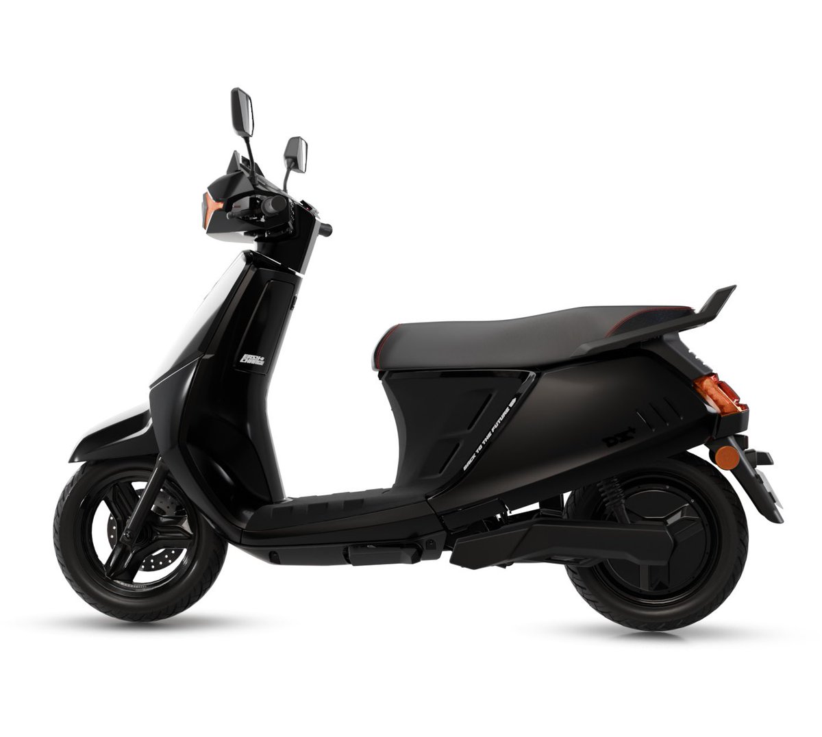 MotorBeam's tweet image. Kinetic DX EV Launched | Prices Start at ₹1.11 Lakh (Ex-showroom)
• Kinetic DX EV launched in two variants – DX and DX+
• DX+ available in five colours; DX offered in silver and black
• Classic metal body and flat floorboard, designed for daily family use
• 37-litre…