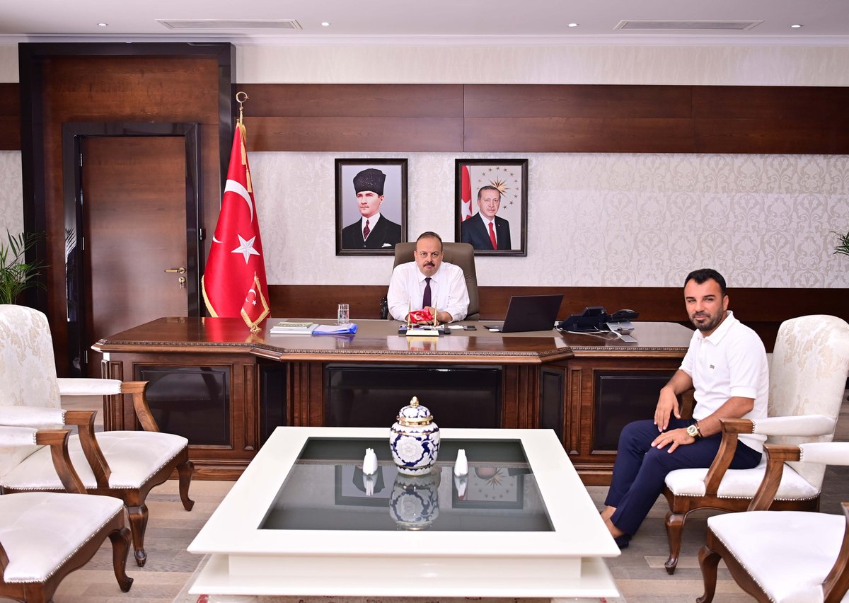 İş İnsanı Şakir Eviz,

Vali <a href="/YakupCanbolat/">Yakup CANBOLAT</a>'ı makamında ziyaret etti.
