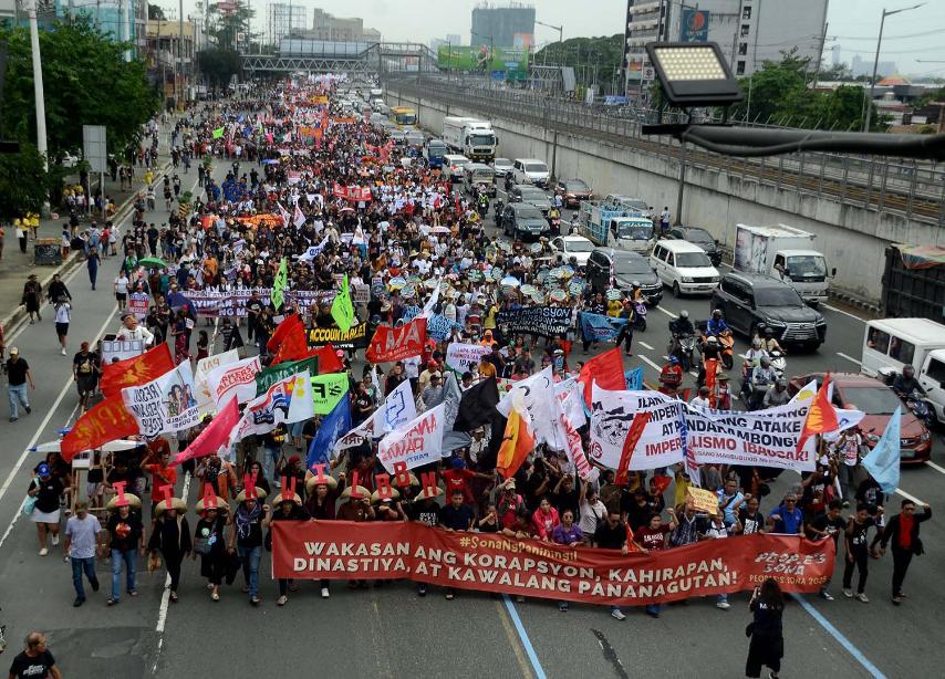 mnlstandardph's tweet image. IN PHOTOS | Thousands of different militant groups march along Commonwealth Ave. during the 4th State of the Nation Address (SONA) of President Ferdinand R. Marcos Jr. on Monday (July 28). 

📷 Manny Palmero

For more info, visit manilastandard.net.