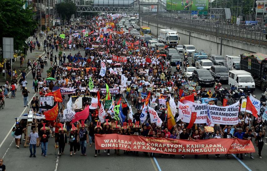 mnlstandardph's tweet image. IN PHOTOS | Thousands of different militant groups march along Commonwealth Ave. during the 4th State of the Nation Address (SONA) of President Ferdinand R. Marcos Jr. on Monday (July 28). 

📷 Manny Palmero

For more info, visit manilastandard.net.