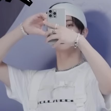 aesdive's tweet image. MARK STOP GATEKEEPING THESE SELCAS PLS