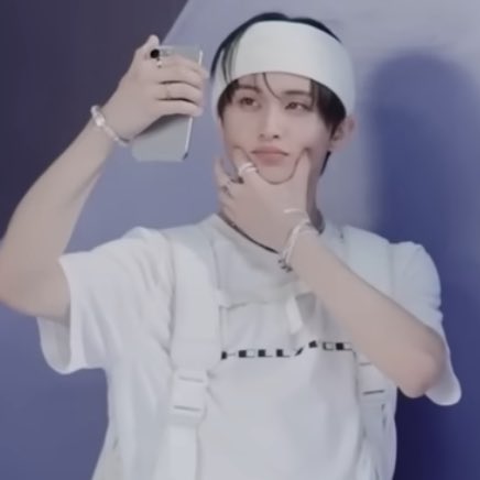 aesdive's tweet image. MARK STOP GATEKEEPING THESE SELCAS PLS