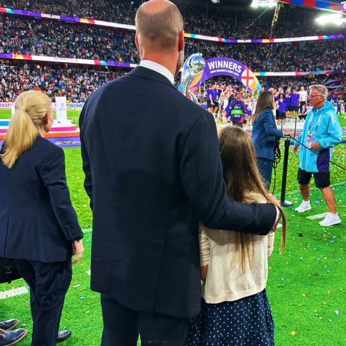 BillyDouglass7's tweet image. #PrinceWilliam and #PrincessCharlotte have such a wonderful father daughter bond.馃挋馃挒馃グ