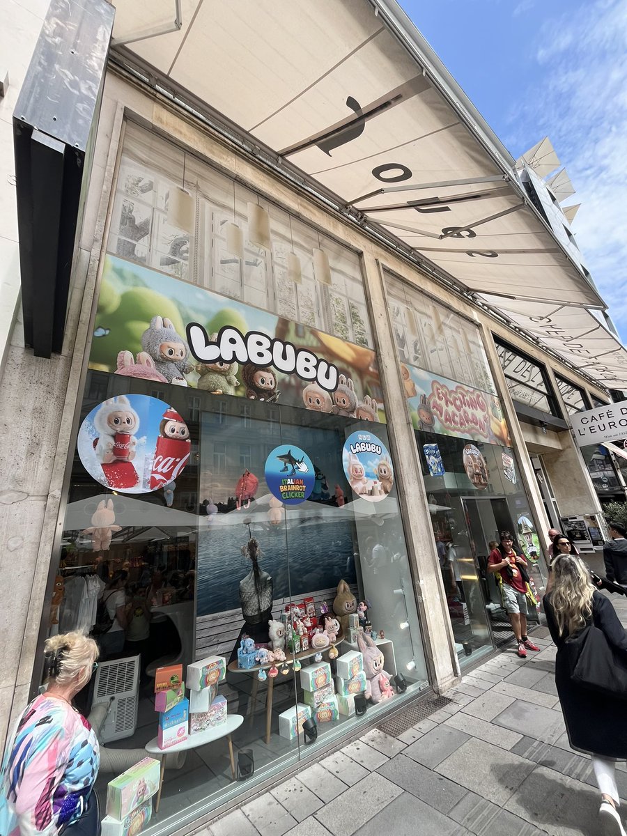 Flagshipstore am Graben. 500 Prozent Zoll auf chinesische Waren sofort!