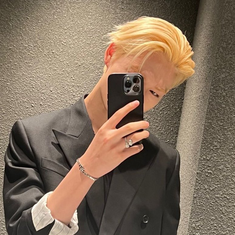muraenthusiast's tweet image. we’re not getting iphone riki back anytime soon 💔