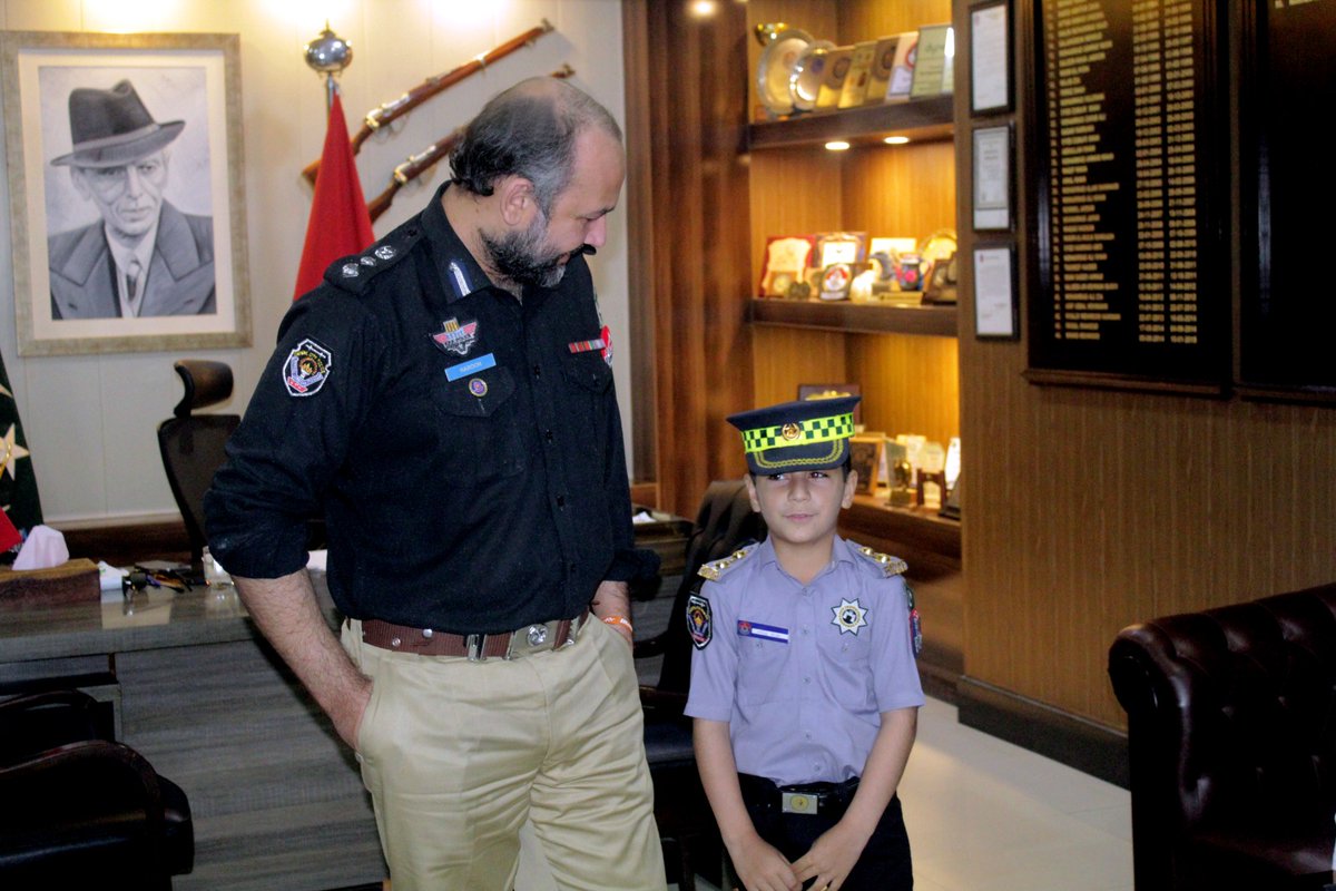 چیف ٹریفک آفیسر ہارون رشید خان نے شہید سب انسپکٹر آفتاب خان کے بیٹے کو سٹی ٹریفک پولیس پشاور ٹریفک ہیڈ کوارٹرز کا دورہ کروایا ۔ چیف ٹریفک آفیسر ہارون رشید خان نے شہید کے بیٹے کو اپنی کرسی پر بٹھا دیا۔ اس موقع پر سٹی ٹریفک پولیس پشاور کے افسران اور اہلکار بھی موجود تھے