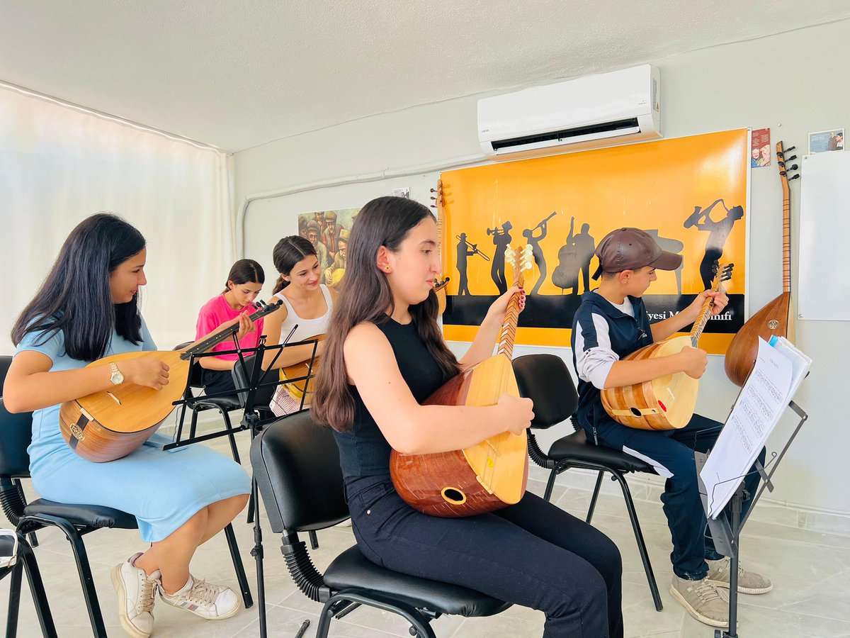 🎶 Müzik Tutkusu Devam Ediyor! 🎶

Belediyemiz tarafından açılan müzik kursları devam ediyor.  🎼 Kurslarımıza katılan öğrencilerimiz hem öğreniyor hem de yeteneklerini geliştiriyor.