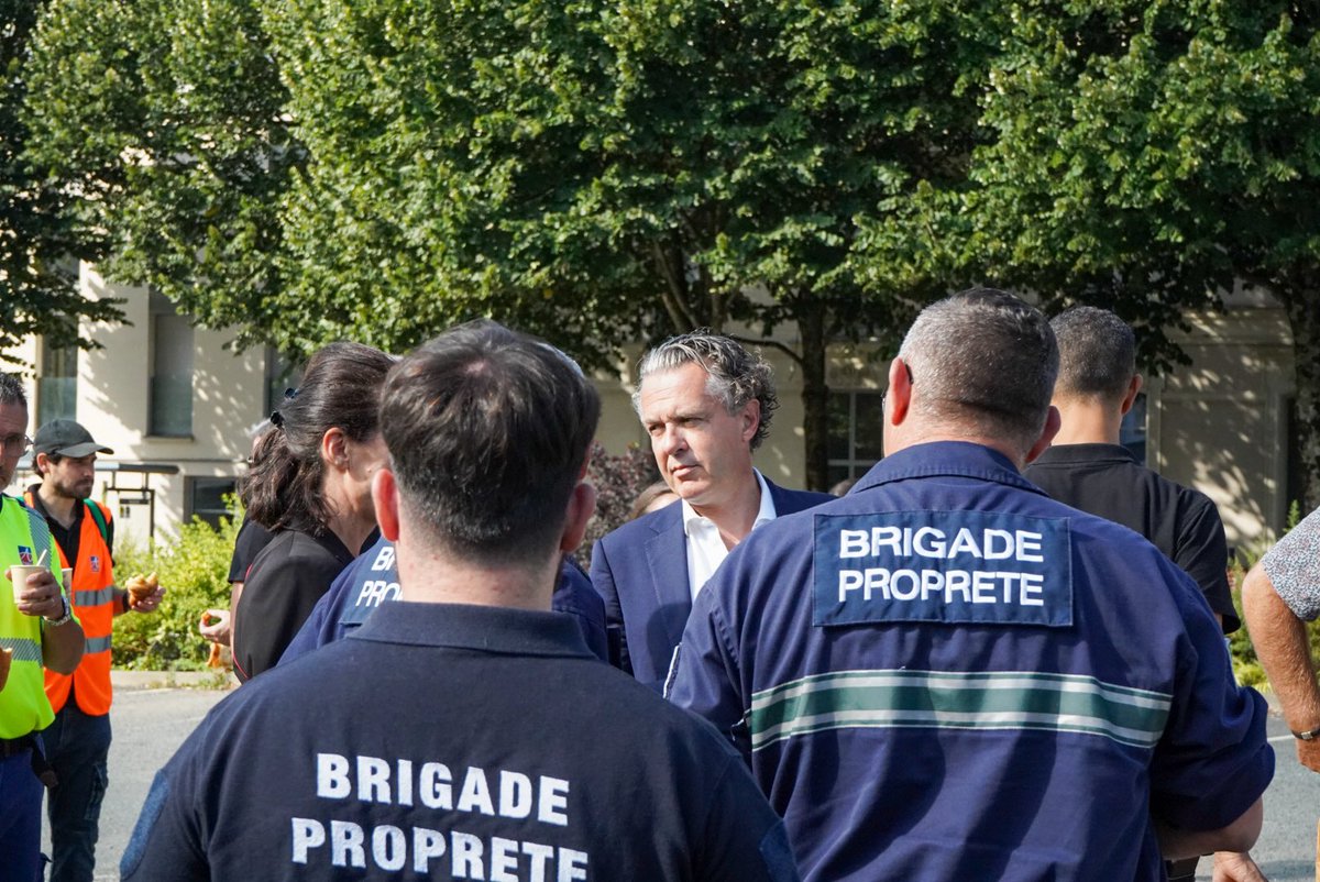 ChristopheBechu's tweet image. Jour-J pour l’arrivée de la 3ème étape du Tour de France Femmes à Angers !
Tout le monde ici est impatient d’accueillir les coureuses. Cette belle fête est rendue possible grâce au travail des agents de la Ville d’Angers, sur le pont depuis plusieurs jours pour préparer…