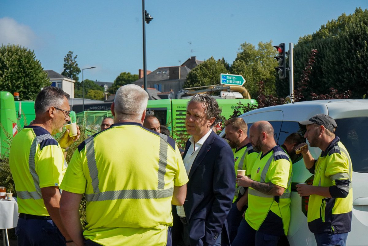ChristopheBechu's tweet image. Jour-J pour l’arrivée de la 3ème étape du Tour de France Femmes à Angers !
Tout le monde ici est impatient d’accueillir les coureuses. Cette belle fête est rendue possible grâce au travail des agents de la Ville d’Angers, sur le pont depuis plusieurs jours pour préparer…
