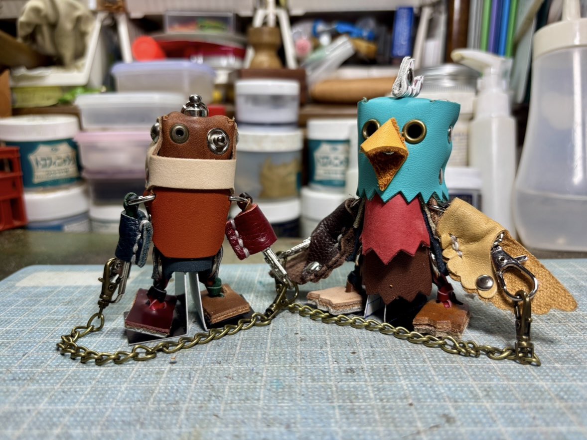 kimamamono1008's tweet image. 本日の発送!
ハギレロボにハギレドリ、金貨袋シリーズに魔導書名刺入れと魔法陣キーホルダー✨✨
ハギレドリはこれでイベント出展とネット注文両方でお迎えされましてホッとしております!
楽しい冒険のお供やアイテムになりますように🙏
いってらっしゃい!🤗