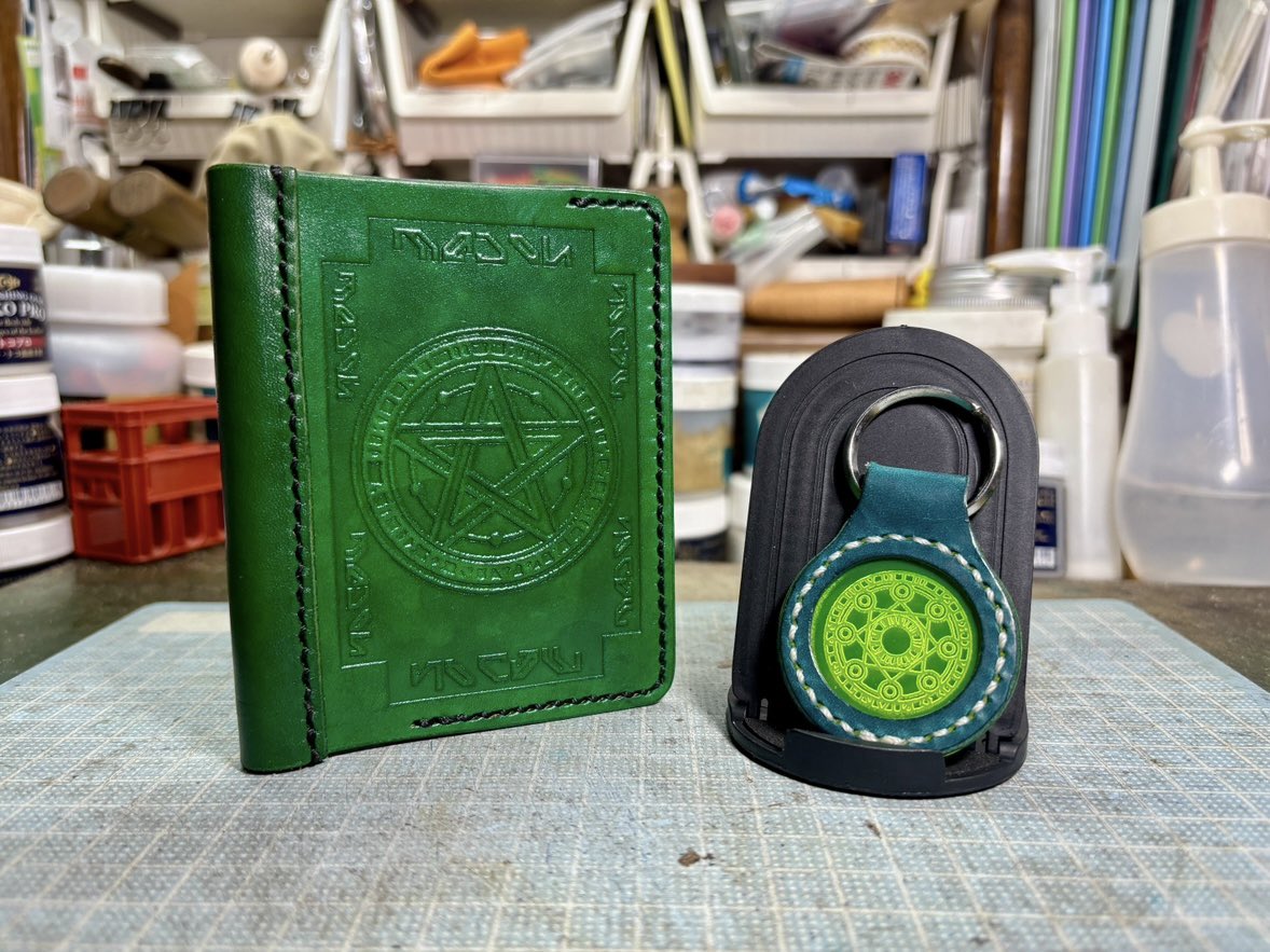kimamamono1008's tweet image. 本日の発送!
ハギレロボにハギレドリ、金貨袋シリーズに魔導書名刺入れと魔法陣キーホルダー✨✨
ハギレドリはこれでイベント出展とネット注文両方でお迎えされましてホッとしております!
楽しい冒険のお供やアイテムになりますように🙏
いってらっしゃい!🤗