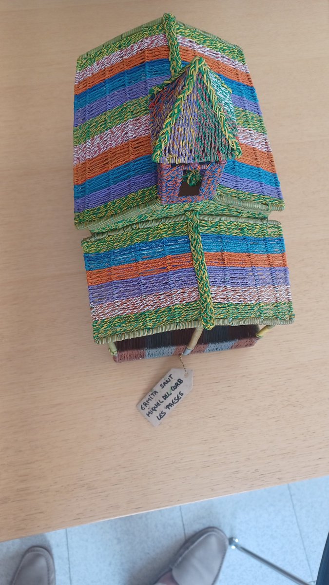 😀 Contents d'haver rebut aquest obsequi elaborat pel senyor Agustin Martin Blàzquez, per part de la seva família. 
L'Agustí amb fils elèctrics va construir una maqueta de l'ermita de sant Miquel del Corb.
😍 Moltes gràcies família!👏👏👏🤗