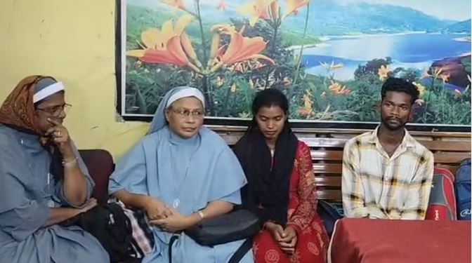 TheChronology__'s tweet image. Two Catholic nuns and a man were arrested in Chhattisgarh’s Durg for trafficking three tribal women to Agra under false promises of jobs.
The victims were rescued at the railway station and placed in protective custody. Police filed a human trafficking case.