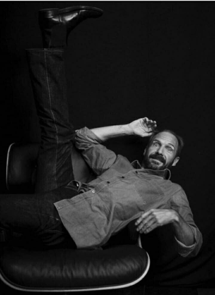 rafefiennespics's tweet image. Silly silly man 😏