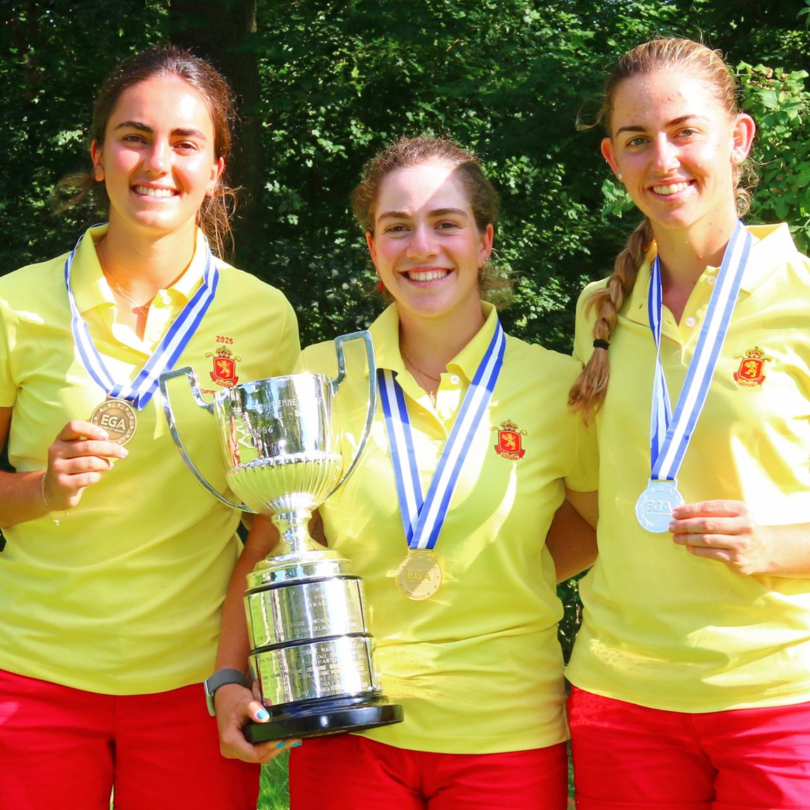 ¡Un trío de auténticas campeonas! 🇪🇸🔥

Paula Martín se proclama campeona en el European Ladies Amateur Championship, con Balma Dávalos en segunda posición y Andrea Revuelta, en tercera🥇🥈🥉

¡Tenemos una cantera de oro! ¡Felicidades, chicas!🥳
