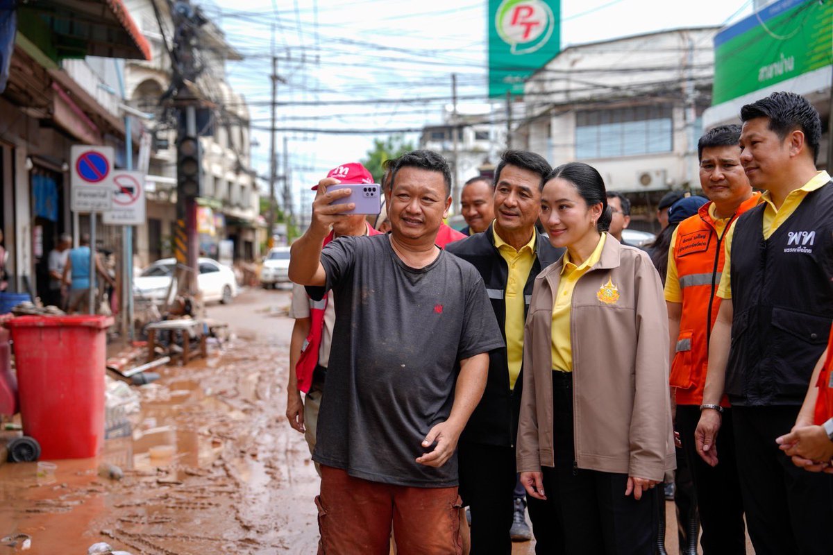 IngshinF36874's tweet image. แวะทักทายพร้อมให้กำลังใจพี่น้องประชาชนที่กำลังทำความสะอาดบ้านเรือน ในเขตพื้นที่เศรษฐกิจของจังหวัดน่าน