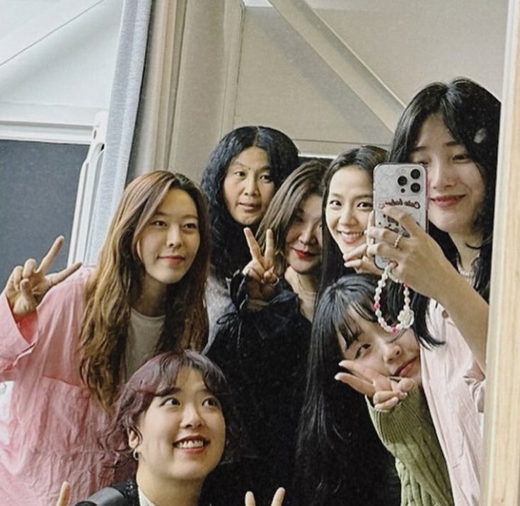 pawangdalgom's tweet image. staff update behind the camera with Jisoo as lee jihye ๐ค๐ซถ๐ป baby meow meow look happy and pretty as always!!
