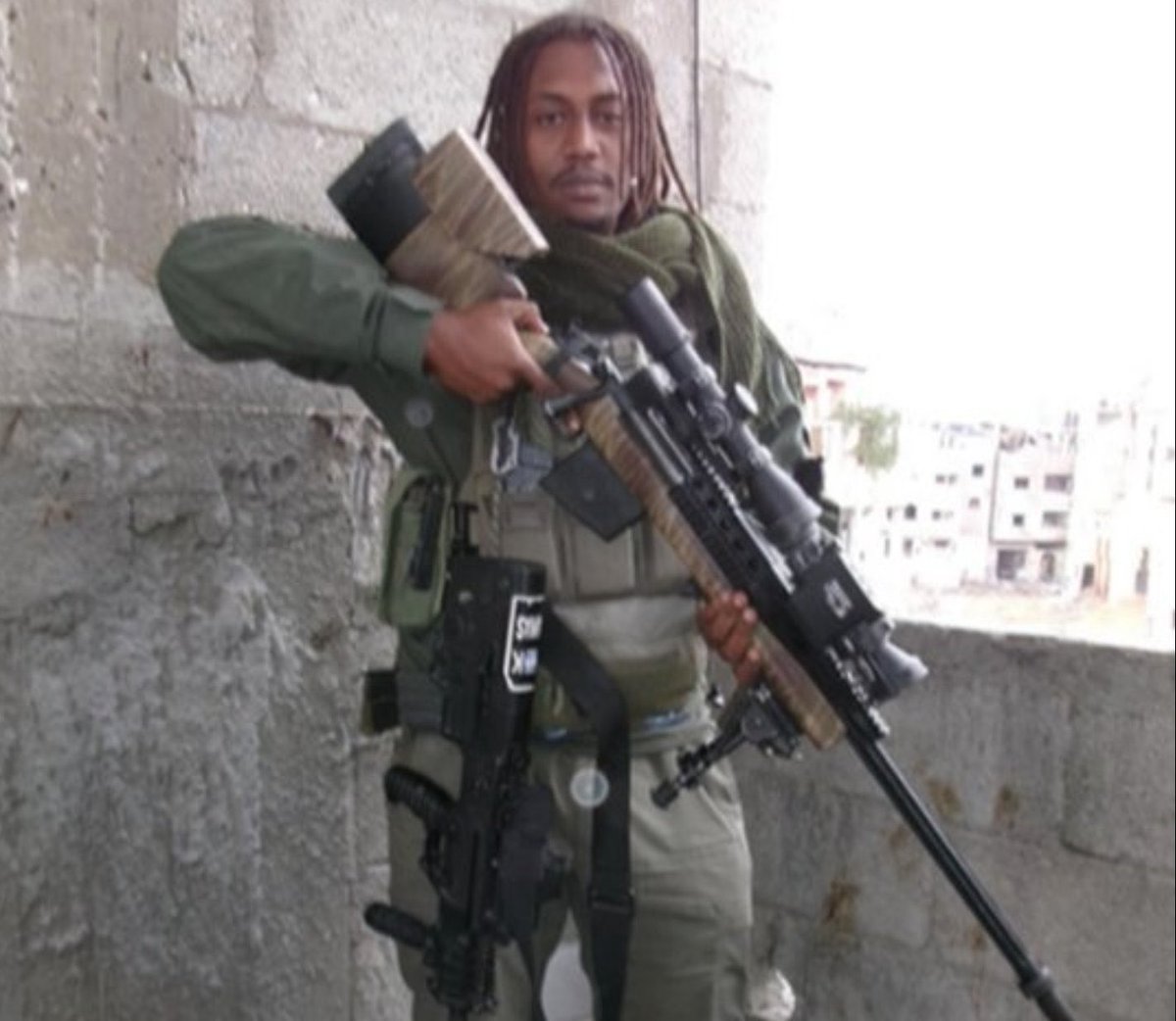 Keskin nişancı görmek isteyen Kassam mücahitlerine baksın. 👏🏻

İsrail çetesinin güya 'en iyi keskin nişancısı' yabani köpek, El Kassam Tugayları’nın keskin nişancıları tarafından tek kurşunla cehenneme gönderildi.

Keskin bakışlı mücahitler, Allah’ın yardımıyla indiriyor tek tek.