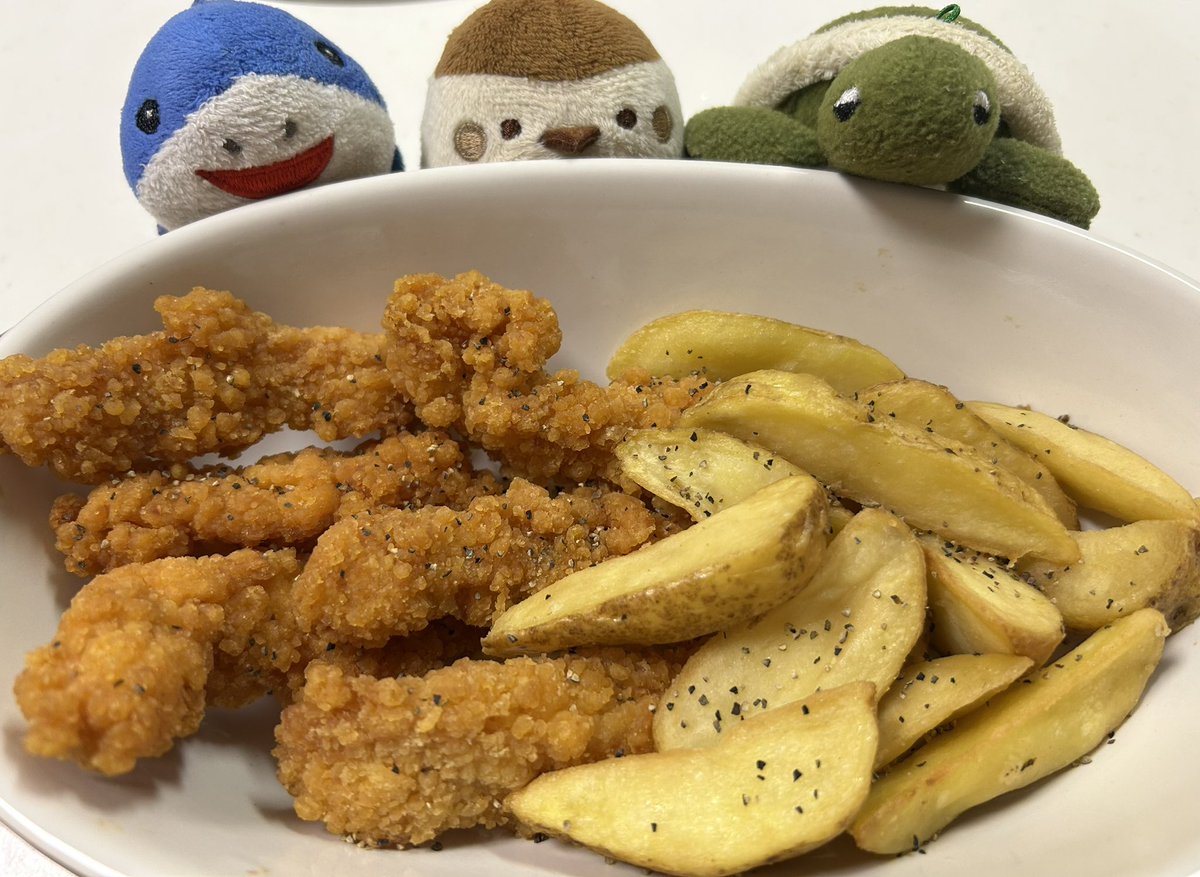 micha_micha7's tweet image. こみちゃ🐣フォロワーの皆さん🐥
子供達🐥
今夜はシーフードとポテトのバジルパスタトマト乗せ!と
フライドチキンスティックとフライドポテトの盛り合わせです🐥
夏バテに負けないように愛情込めて作りました🐥💕
是非一緒に楽しく乾杯頂けたら嬉しいです♪
いただきまーす🐥🙏㊗️