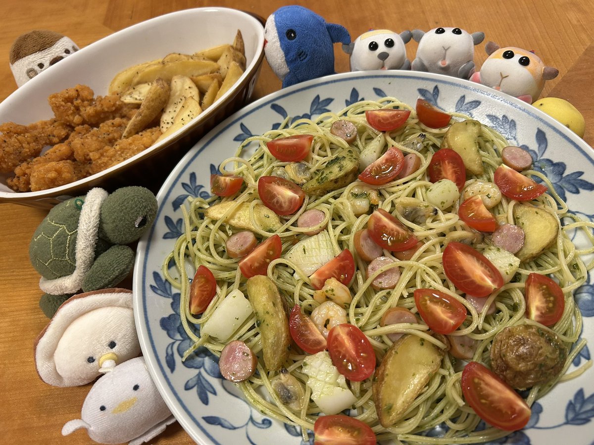 micha_micha7's tweet image. こみちゃ🐣フォロワーの皆さん🐥
子供達🐥
今夜はシーフードとポテトのバジルパスタトマト乗せ!と
フライドチキンスティックとフライドポテトの盛り合わせです🐥
夏バテに負けないように愛情込めて作りました🐥💕
是非一緒に楽しく乾杯頂けたら嬉しいです♪
いただきまーす🐥🙏㊗️