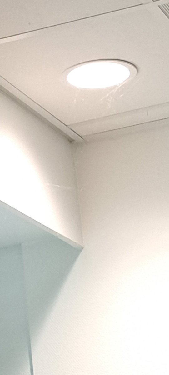 De schoonmaker met vakantie of te klein? <a href="/Rijnstate/">Rijnstate</a> #wachtruimte #SEH #Hygiene #ziekenhuis