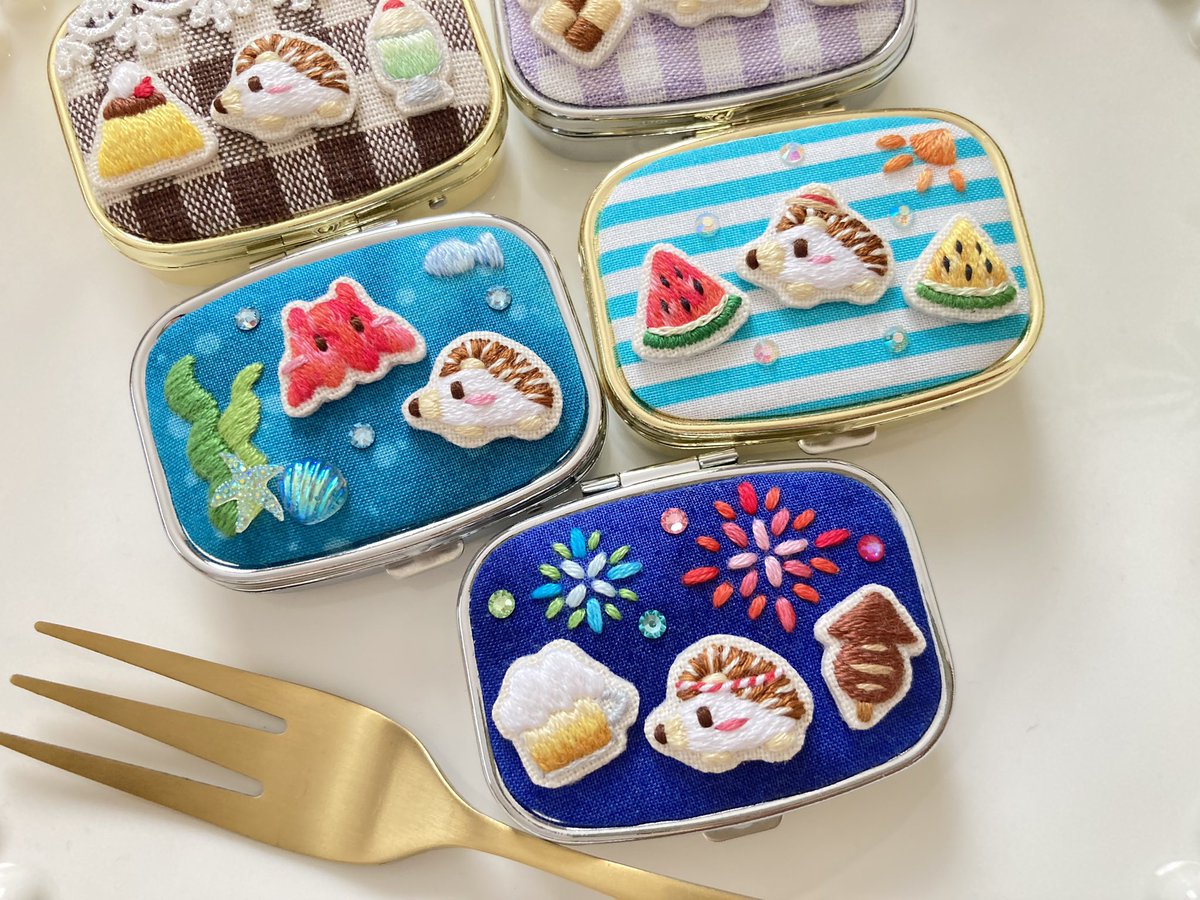 buffet_l_a's tweet image. 〜新作紹介🍽〜
ミニハリネズミの小物ケース🦔
第二弾ができあがりました〜✨
今回のモチーフは、
喫茶店・お茶会・メンダコ・スイカ・お祭り
の5種類です🍮🍉🍻🦑
第一弾の5種類と合わせて、
クラマケ名古屋に連れていきます(⑉&gt;ᴗ&lt;♡
🍽8/2-3両日【No.259】
📍ポートメッセなごや