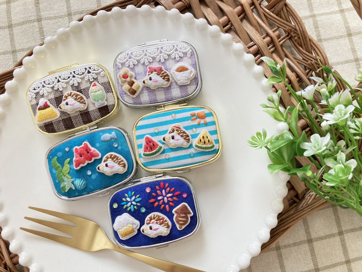 buffet_l_a's tweet image. 〜新作紹介🍽〜
ミニハリネズミの小物ケース🦔
第二弾ができあがりました〜✨
今回のモチーフは、
喫茶店・お茶会・メンダコ・スイカ・お祭り
の5種類です🍮🍉🍻🦑
第一弾の5種類と合わせて、
クラマケ名古屋に連れていきます(⑉&gt;ᴗ&lt;♡
🍽8/2-3両日【No.259】
📍ポートメッセなごや