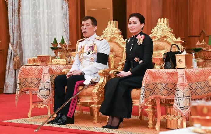 Shi_147's tweet image. ✨💛💜🇹🇭 ๒๗ กรกฎาคม​ ๒๕๖​๘​  ที่บ้านเลขที่ ๓๗ หมู่ที่ ๘ อำเภอปทุมราชวงศา จังหวัดอำนาจเจริญ ทรงพระกรุณาโปรดเกล้าฯ พระราชทาน​ตะกร้าสิ่งของแก่ญาติของสิบเอก กฤษฎา น้อยโครต กำลังพลที่เสียชีวิตจากสถานการณ์ความไม่สงบในพื้นที่จังหวัดชายแดนไทย-กัมพูชา
#เรารักสถาบันพระมหากษัตริย์