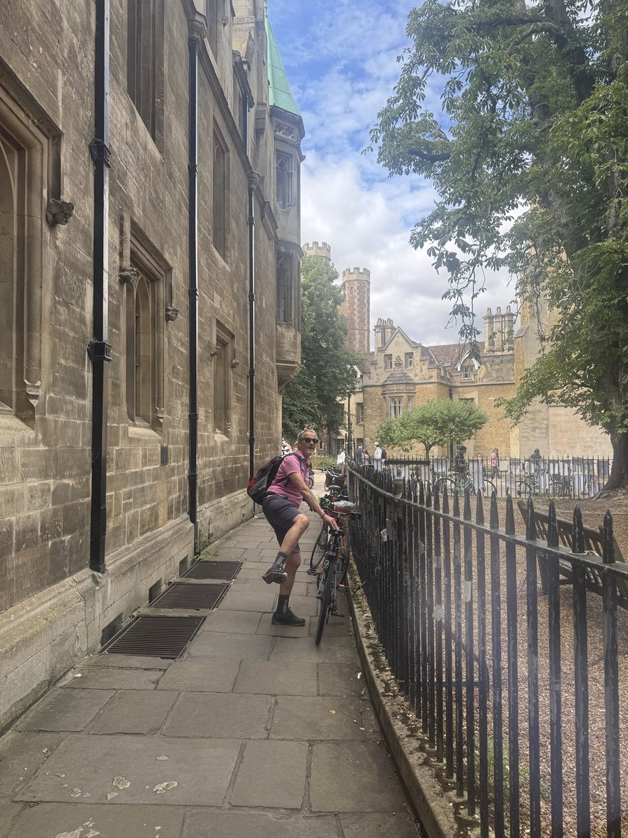 lindapamphilon's tweet image. The Pollyanna is we will get longer here cause dad will get arrested 😂🤣😂