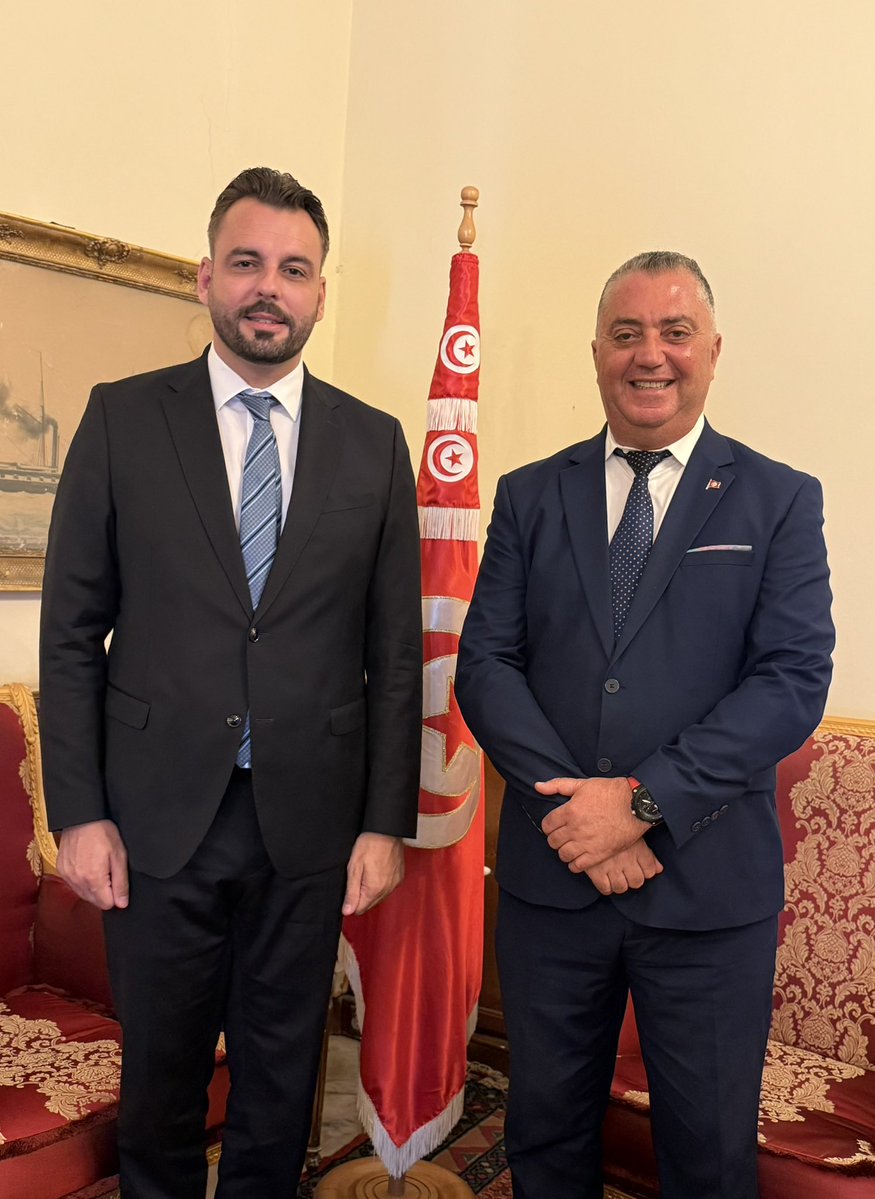 BlairyEmmanuel's tweet image. 🇫🇷🇹🇳 Honoré d’être reçu au Parlement tunisien par son vice-président, Monsieur Anouar Marzouki. Nos pays, amis, regardent vers l’avenir avec le désir de plus de souveraineté devant les bouleversements majeurs que connaît le monde.