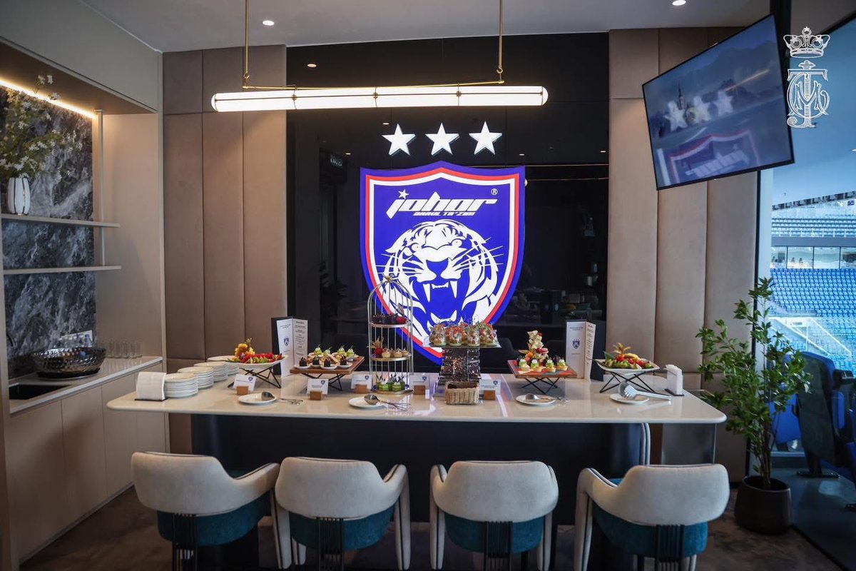 HRHJohorII's tweet image. KEMUDAHAN KORPORAT BAHARU DAN ‘RED & BLUE LOUNGE’ DI STADIUM SULTAN IBRAHIM SIAP UNTUK MUSIM 2025-26
Duli Yang Amat Mulia Tunku Mahkota Ismail, Pemangku Sultan Johor yang juga pemilik Kelab Bolasepak Johor Darul Ta’zim (JDT) berangkat ke Stadium Sultan Ibrahim pada hari ini, 28…